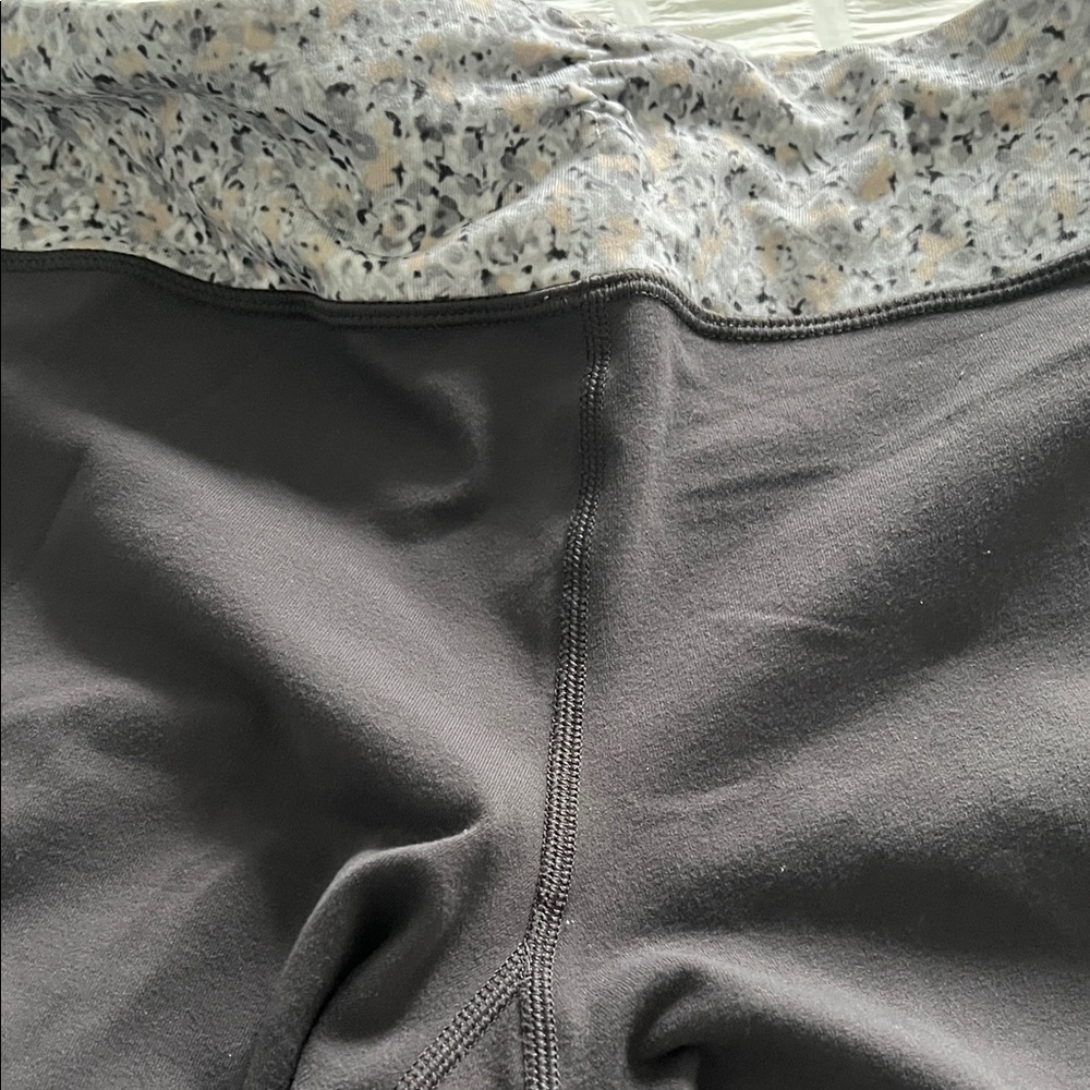 Lululemon Grey Cropped Leggings with Speckled Waistband Size 8 - Picture 6 of 6